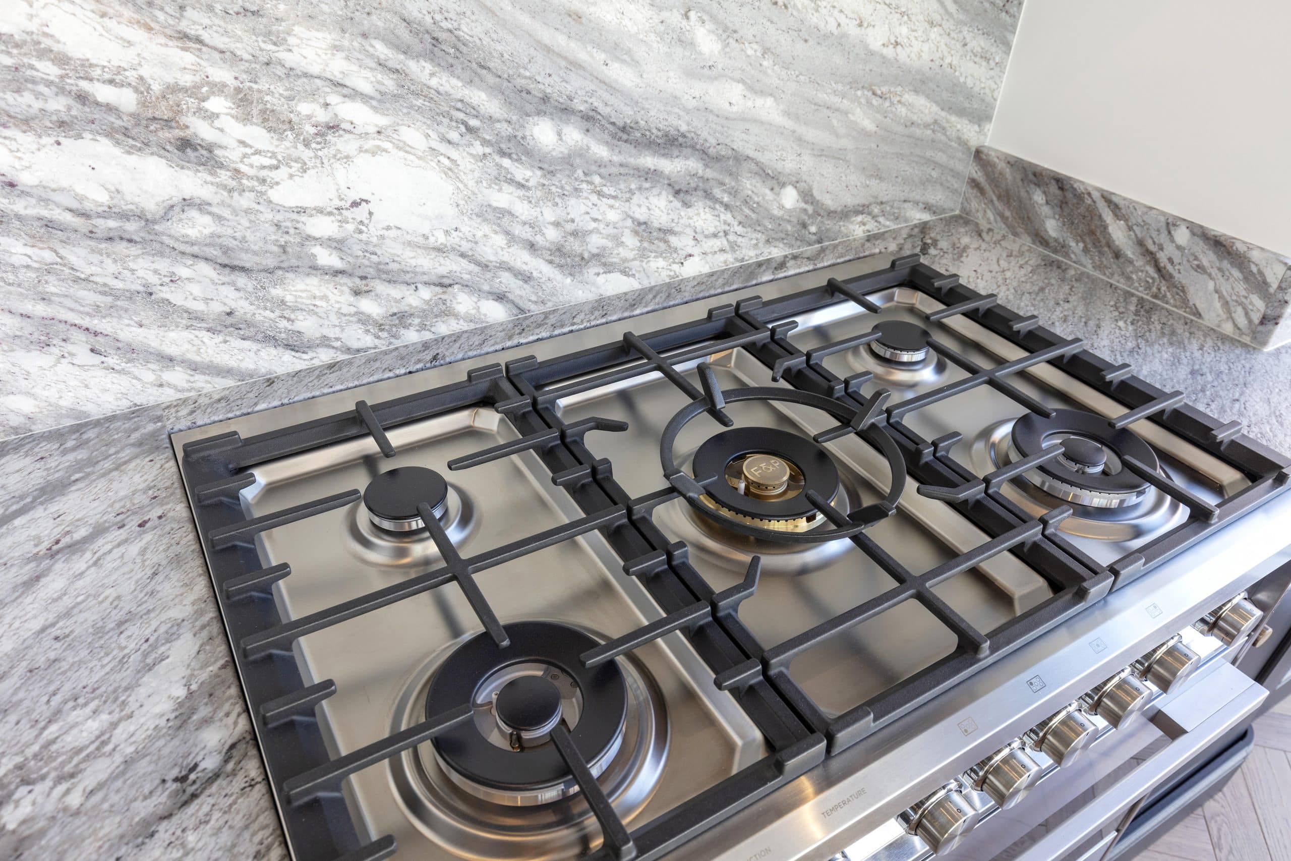 Explore custom kitchen solutions by Rêver Kitchens, crafted with passion and precision to reflect your unique style in West Sussex.
